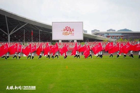 其中，当基多拉三头出击向人类咆哮而来时，哥斯拉突然现身扑倒对手，俨然以;守护者姿态化解人类危机